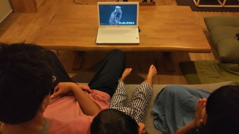 『チコちゃんといっしょに課外授業』の動画を見て恐竜の動くジオラマに驚く我が子たち